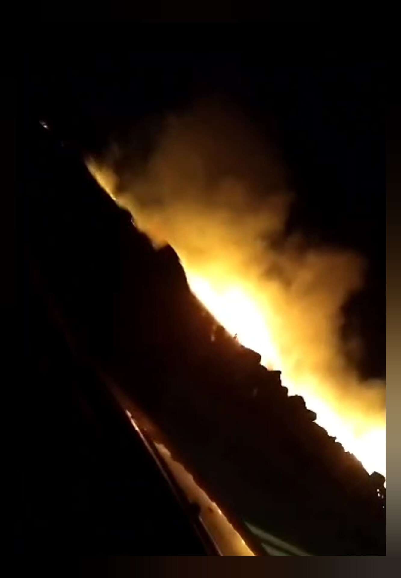 Video: espectacular incendio en las costas de la laguna de Melincué