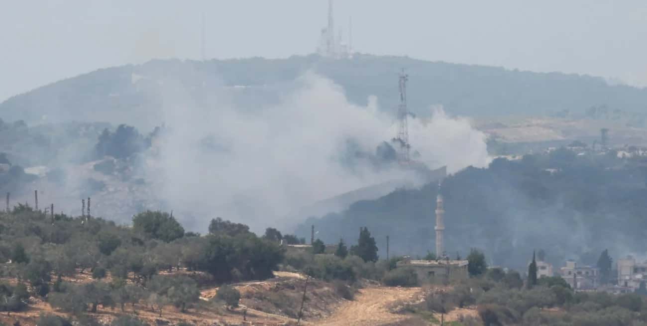 Humo en Dhayra, localidad fronteriza entre Israel y la ciudad de Marwahin, en el sur de Líbano. Crédito: Mohamed Azakir/Reuters