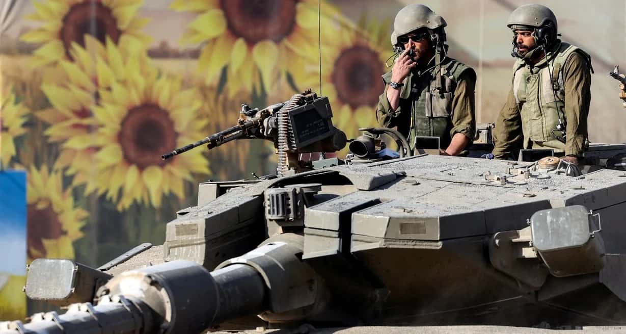 Soldados israelíes esperan órdenes en la frontera, este domingo 15 de octubre. Foto: Reuters.