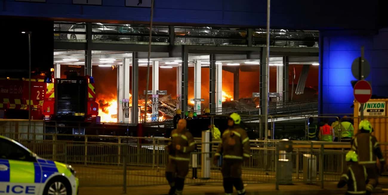 (Video) Voraz incendio en un aeropuerto de Londres