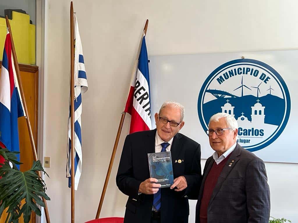 Lorenzo Pérez (izquierda) en la municipalidad de San Carlos, durante la presentación del libro en Uruguay.