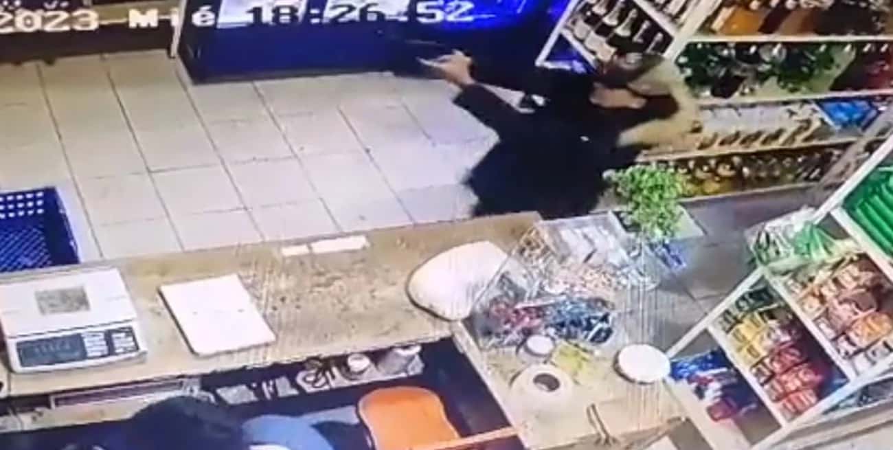 Así se comete un crimen narco: escalofriantes imágenes de un ataque sicario a un supermercado