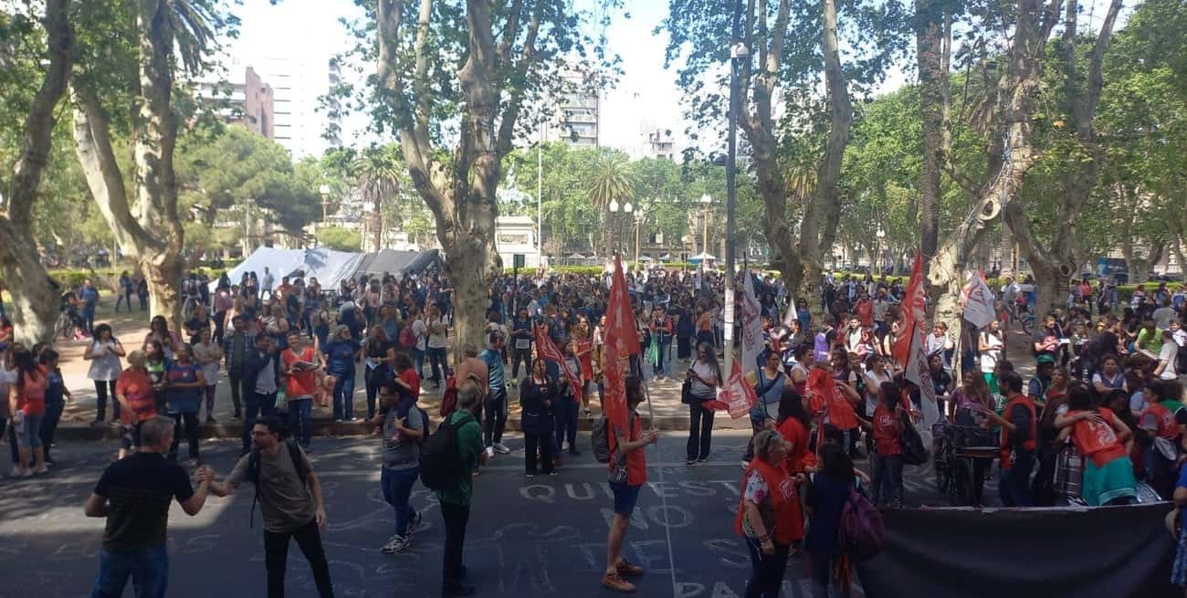 Los trabajadores agrupados en ATE y Amsafe se concentraron en el centro de Rosario.