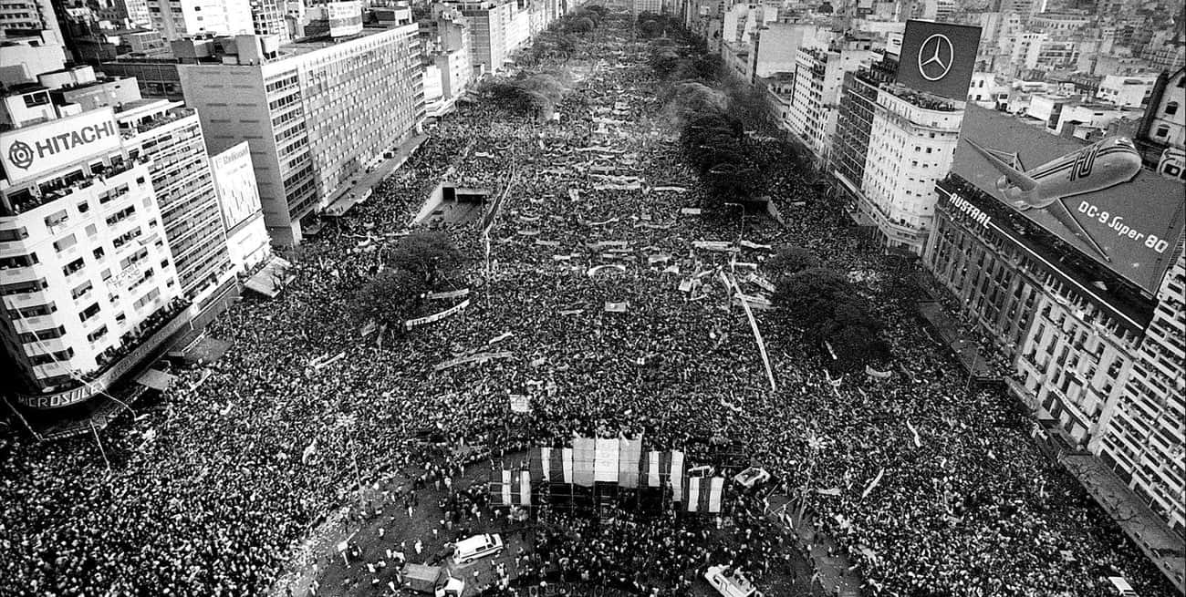 La avenida 9 de Julio colmada por radicales y seguidores de Alfonsín.