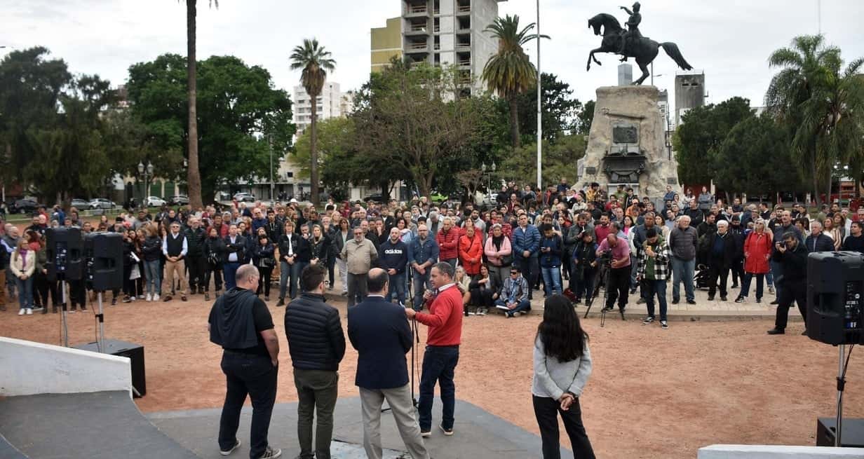 Los oradores frente a la dirigencia radical que se dio cita en la Plaza San Martín. Crédito: Pablo Aguirre