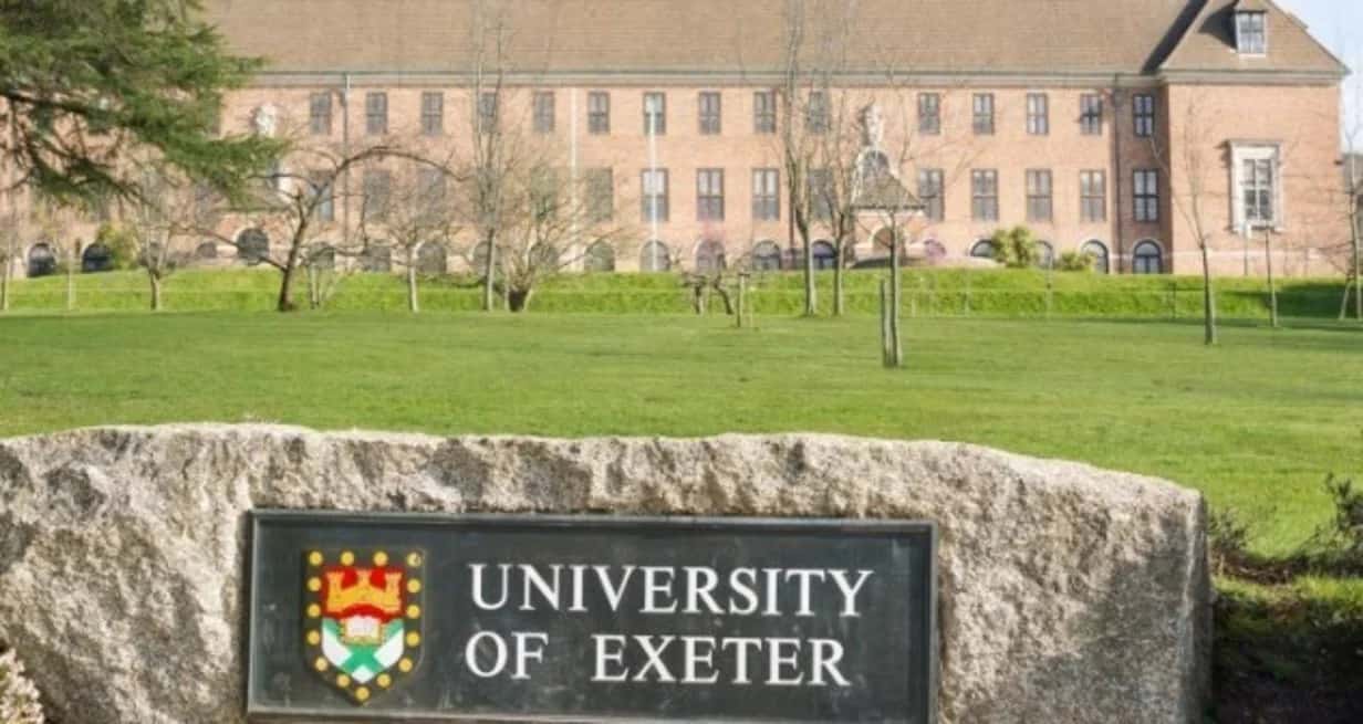La Universidad de Exeter es una universidad pública situada en la ciudad de Exeter, Devon, en el suroeste de Inglaterra, en Reino Unido.
