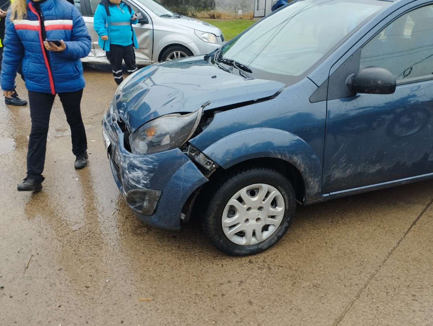 El Ford Fiesta terminó con importantes daños.
