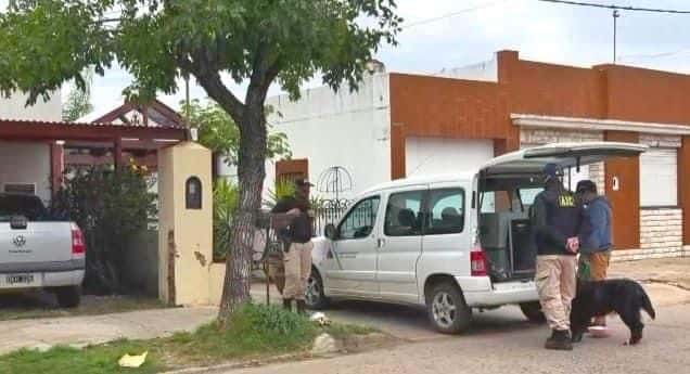 Veinte vehículos, armas y dinero secuestrado en los casi 30 allanamientos en el sur-sur santafesino