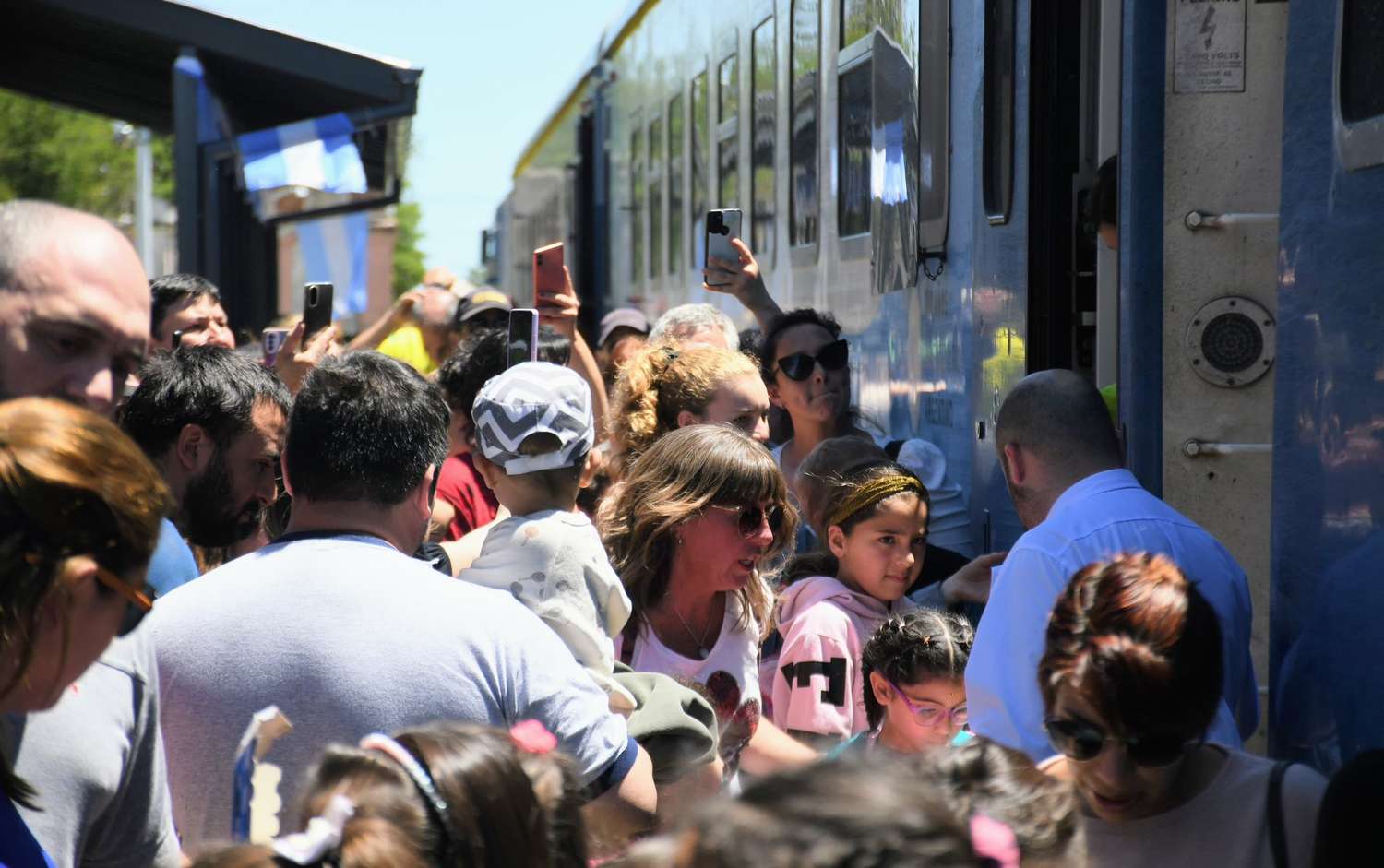 Los funcionarios realizaron una recorrida por la estación rehabilitada, partiendo en tren desde Cañada de Gómez y llegando a Armstrong al mediodía