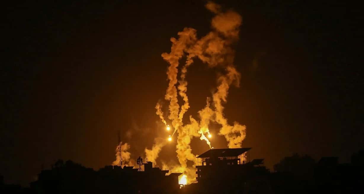 Impactantes imágenes del bombardeo nocturno de Israel a Gaza para controlar un complejo militar