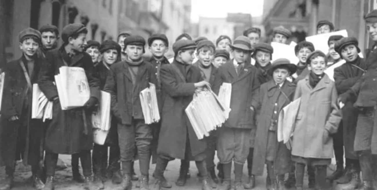 Nenes vendiendo diarios; toda una novedad cuando, hasta 1898, los diarios se comercializaban sólo por correo, por suscripción o comprándolos directamente en el lugar de la impresión.