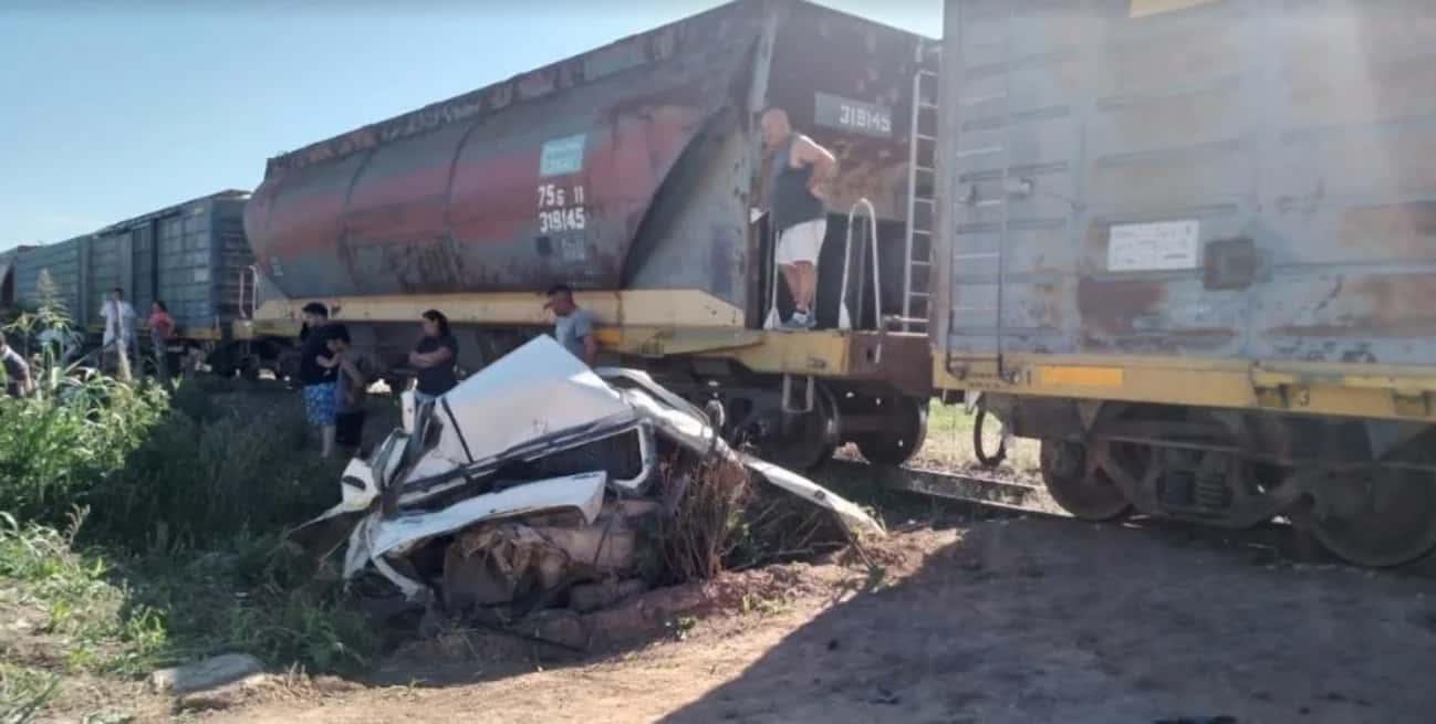 Un tren embistió un auto conducido por un adolescente de 15 años en Arocena