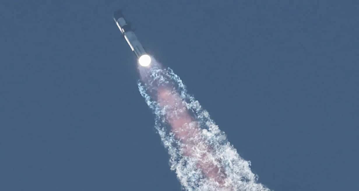 Una de las imágenes compartidas este sábado del súper cohete. Crédito: Reuters.