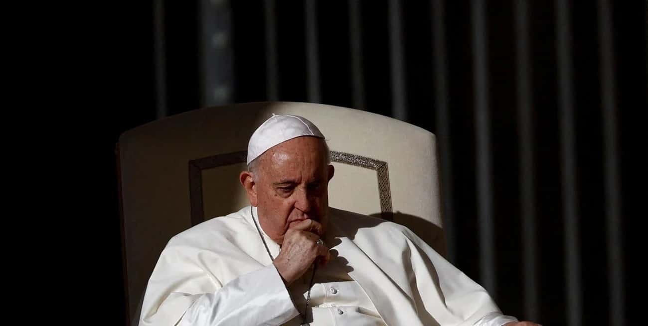 El Papa Francisco asiste a la audiencia general semanal en la Plaza de San Pedro en el Vaticano. Crédito: REUTERS.