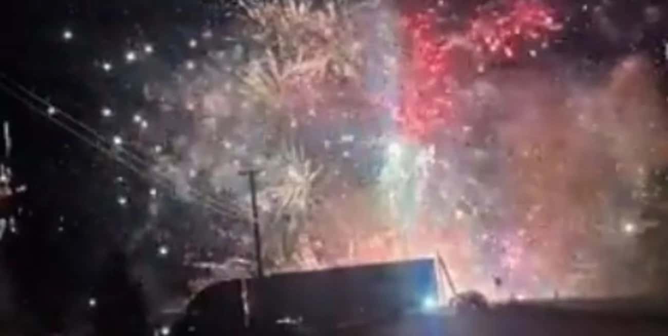 Video: chocó un camión con pirotecnia y provocó un show de fuegos artificiales