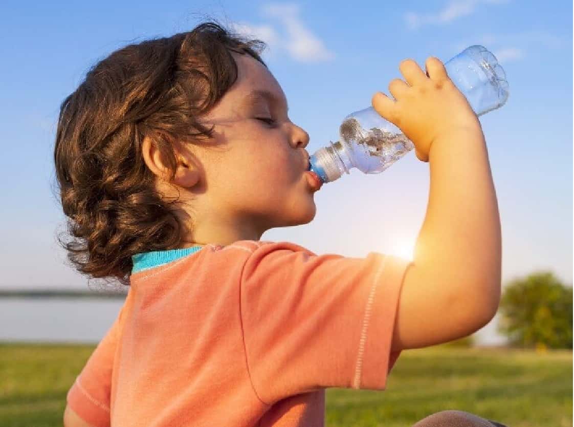 Se recomienda especial atención a la correcta hidratación de los niños.