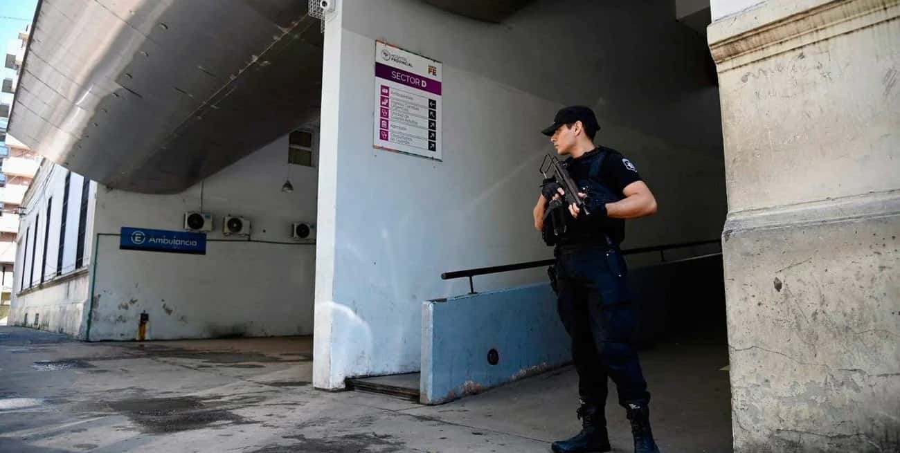 El hospital amaneció con fuerte custodia policial y sin atención a la gente. Foto: Marcelo Manera