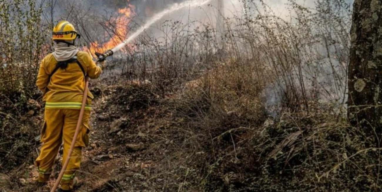 Incendio forestal en Córdoba: hay familias evacuadas y un foco activo
