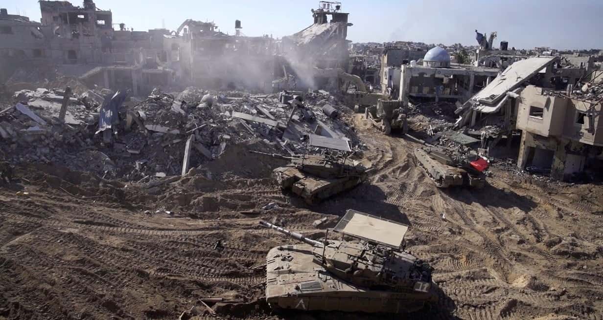 Tanques israelíes operan en un lugar designado como Gaza, en medio del conflicto. Créditos: Israel Defense Forces/Handout / Reuters