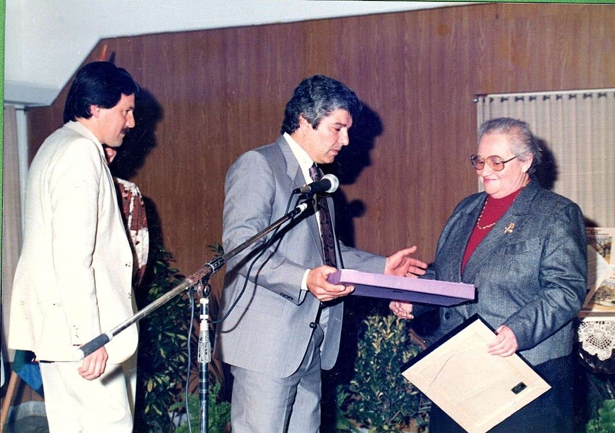 En 1991, Juan Carlos Di Pizio (centro) y Walter Damaso entregan una distinción a Mirley Avalis en la presentación del manual "Nuestro Sur Santafesino".