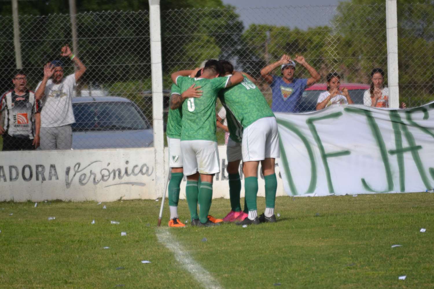 Abrazo de gol. Facundo Urquiza marcó el 2 a 0 para Juventud. Foto: Graciela Durand