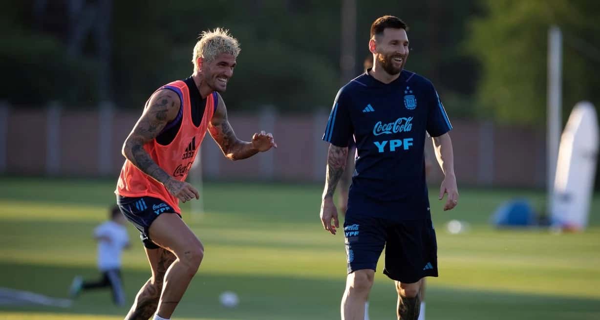 Lionel Messi y Rodrigo De Paul en uno de los últimos entrenamientos en Ezeiza. Crédito: Xinhua/Martín Zabala