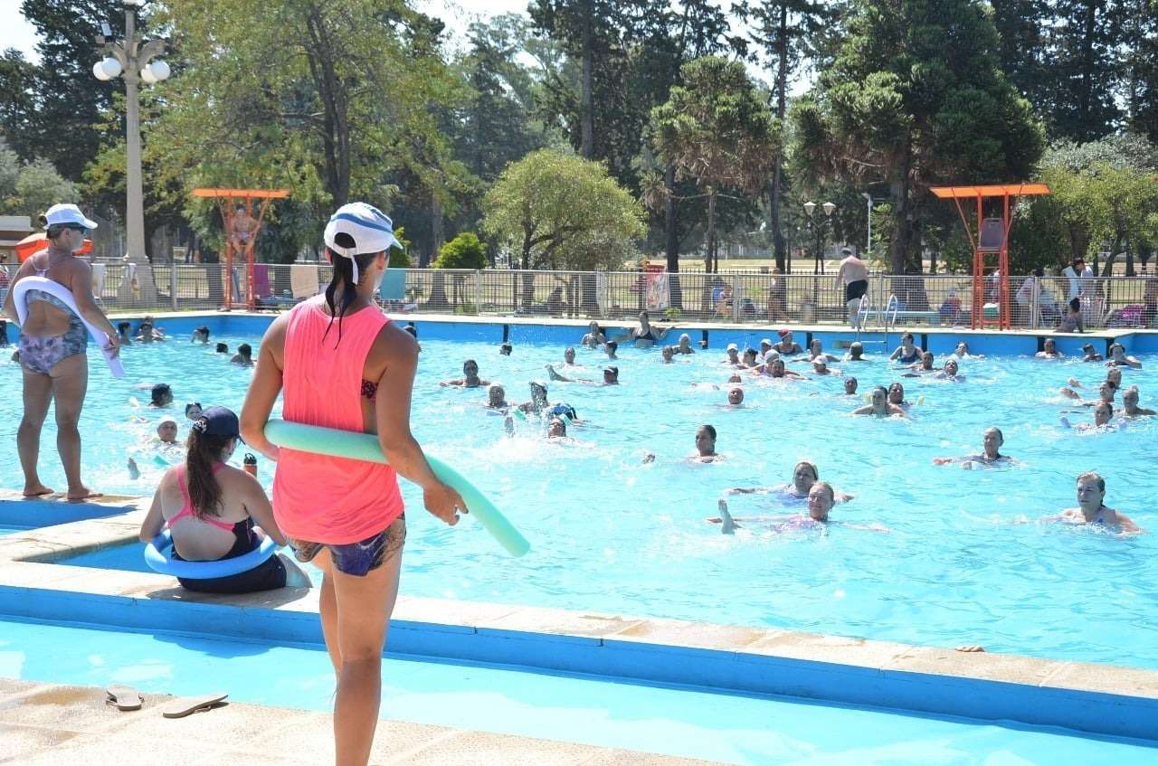 Verano con actividades acuáticas para adultos en el natatorio del Parque Municipal