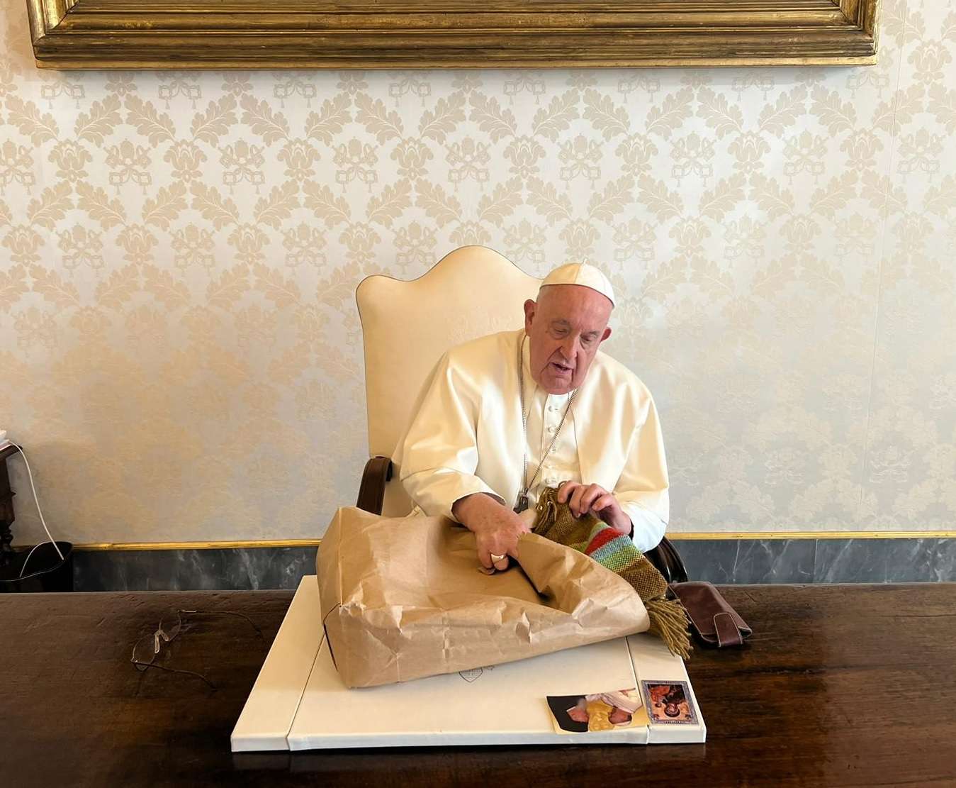 El papa Francisco recibiendo el regalo especialmente tejido para él. Foto: Gentileza.