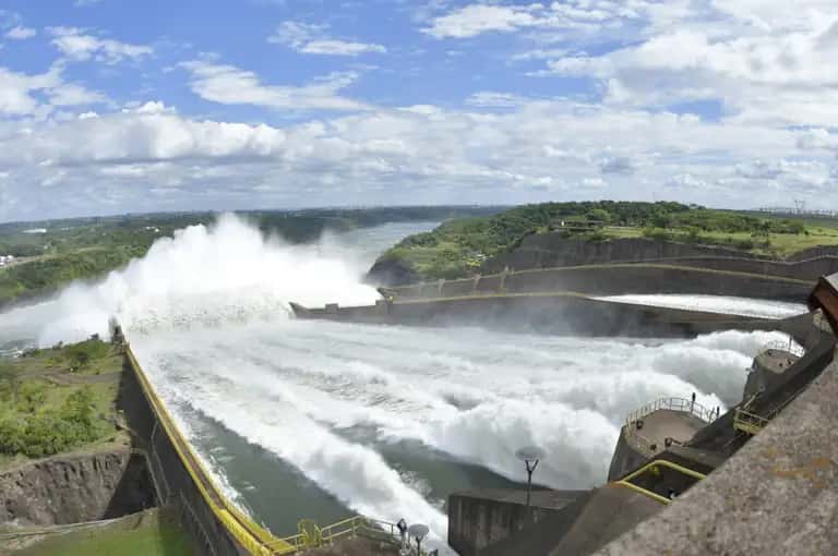 La represa de Itaipú abrió sus compuertas y el Paraná tendrá una gran crecida