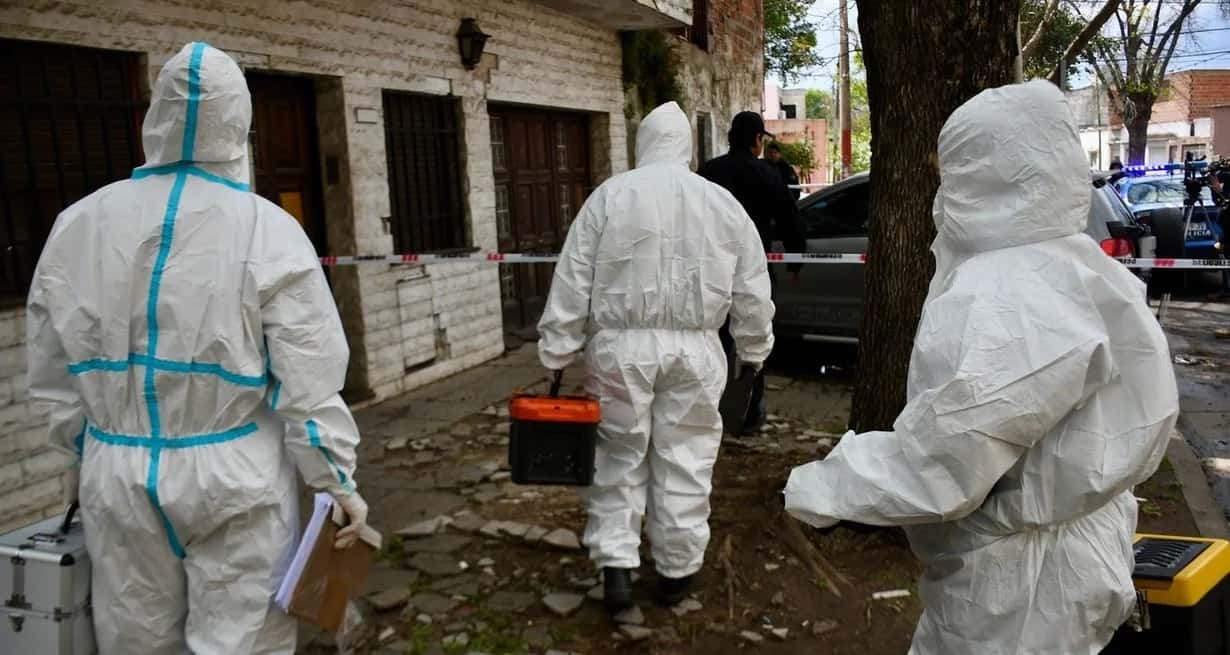 La policía halló el cadáver de una mujer de 42 años, en avanzado estado de descomposición, en el interior de una pensión ubicada en barrio Carlos Casado. Crédito: Marcelo Manera