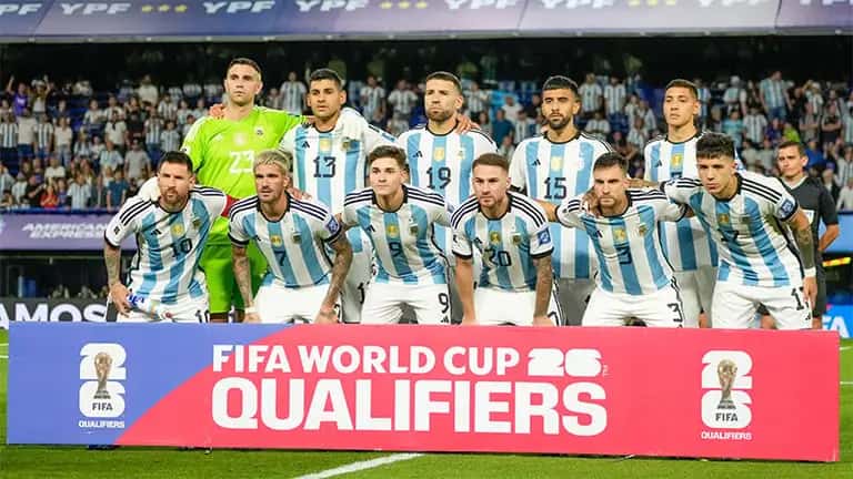 La Selección Argentina se enfrenta a su clásico rival sudamericano en el mítico Maracaná.