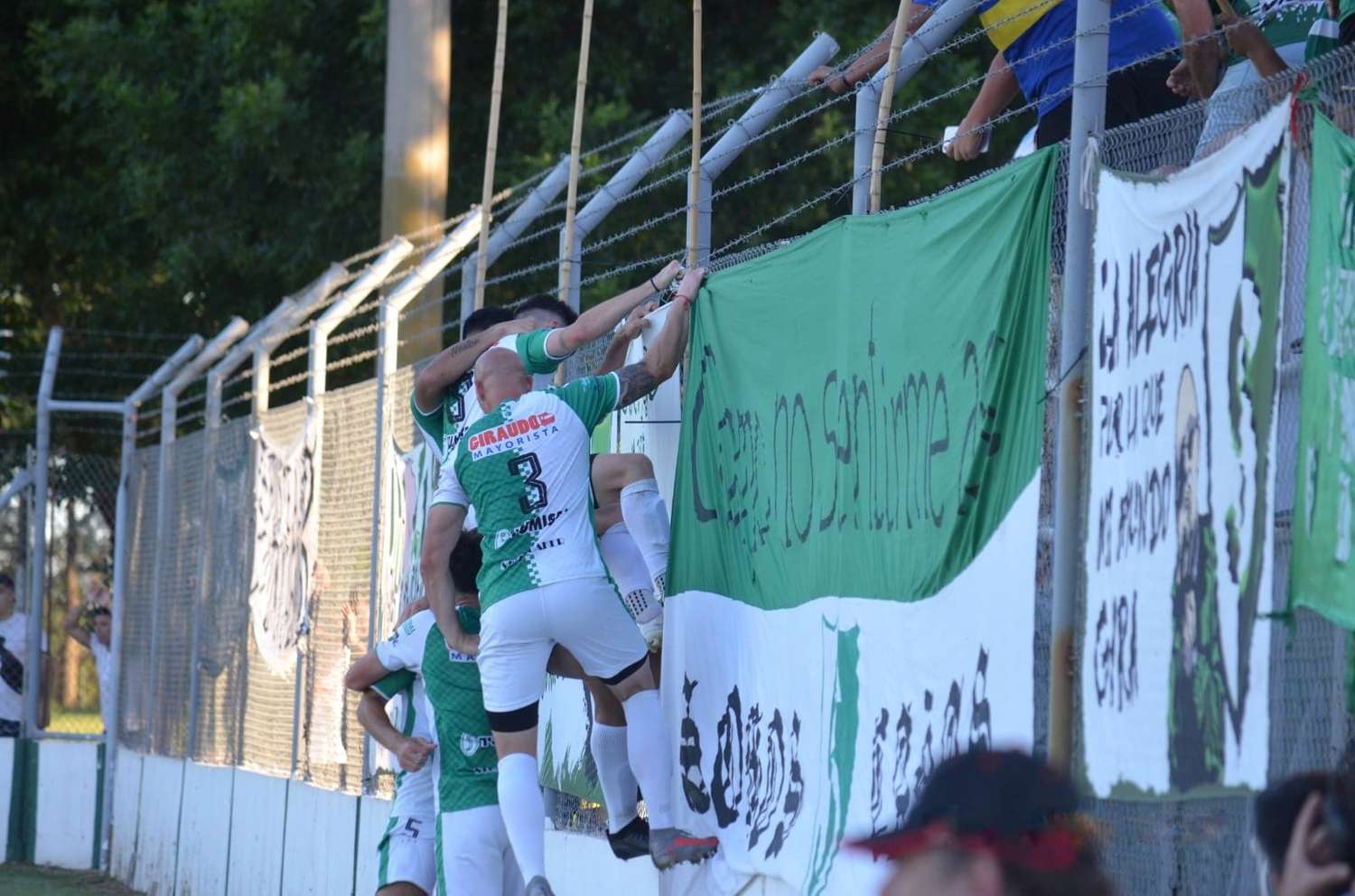 El festejo "Verde" tras la goleada que le permitió el pase para un tercer partido. Foto: Ti Canavese