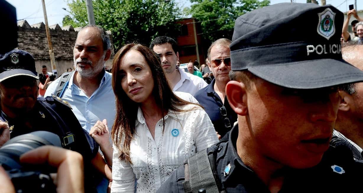 Villarruel votó en medio de una protesta de militantes de Derechos Humanos y criticó a familiares de desaparecidos