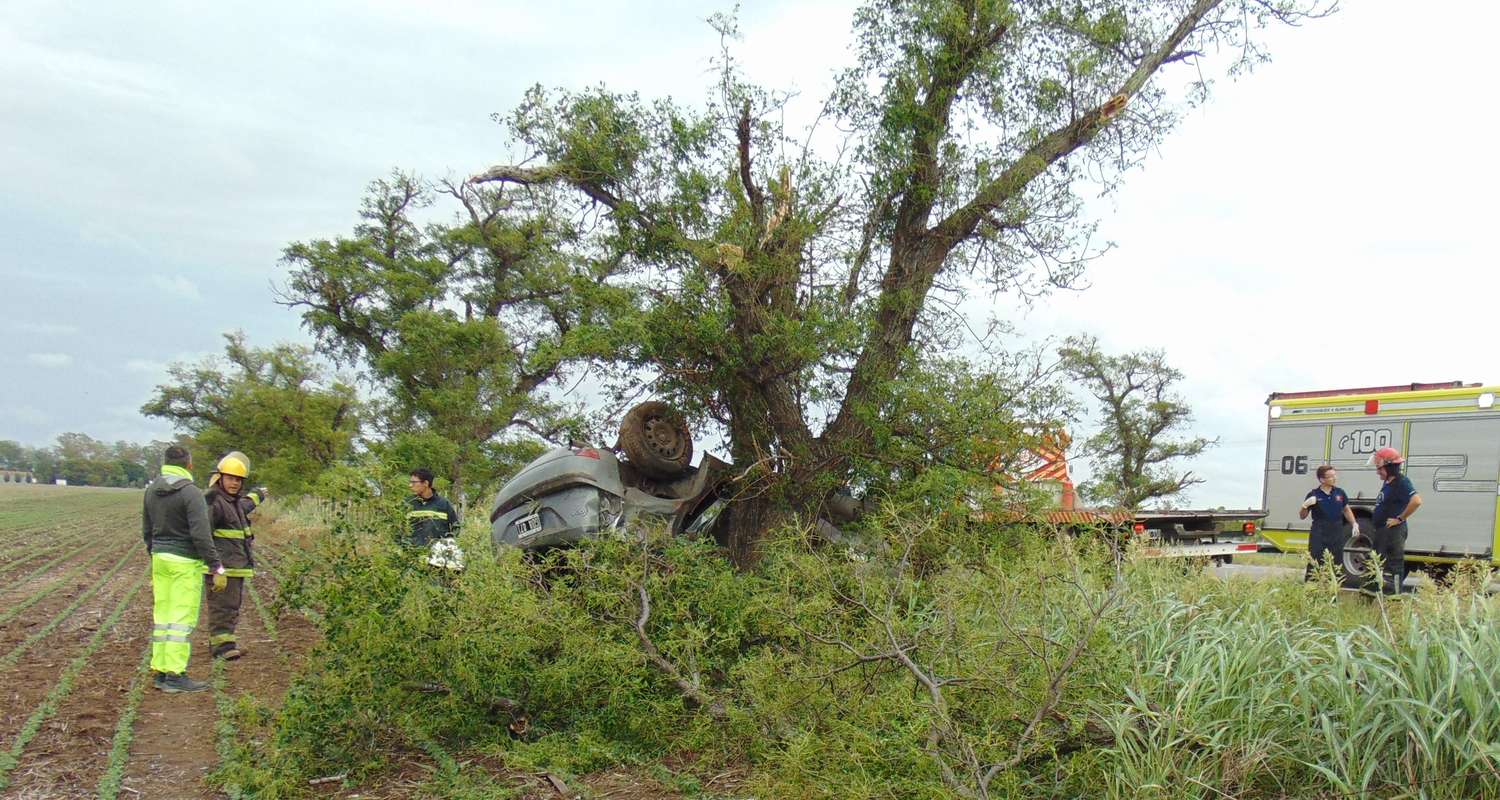 El automóvil tras despistar termina contra un árbol, lo que ocasionó la gravedad del siniestro. Crédito: Bomberos de Venado Tuerto.