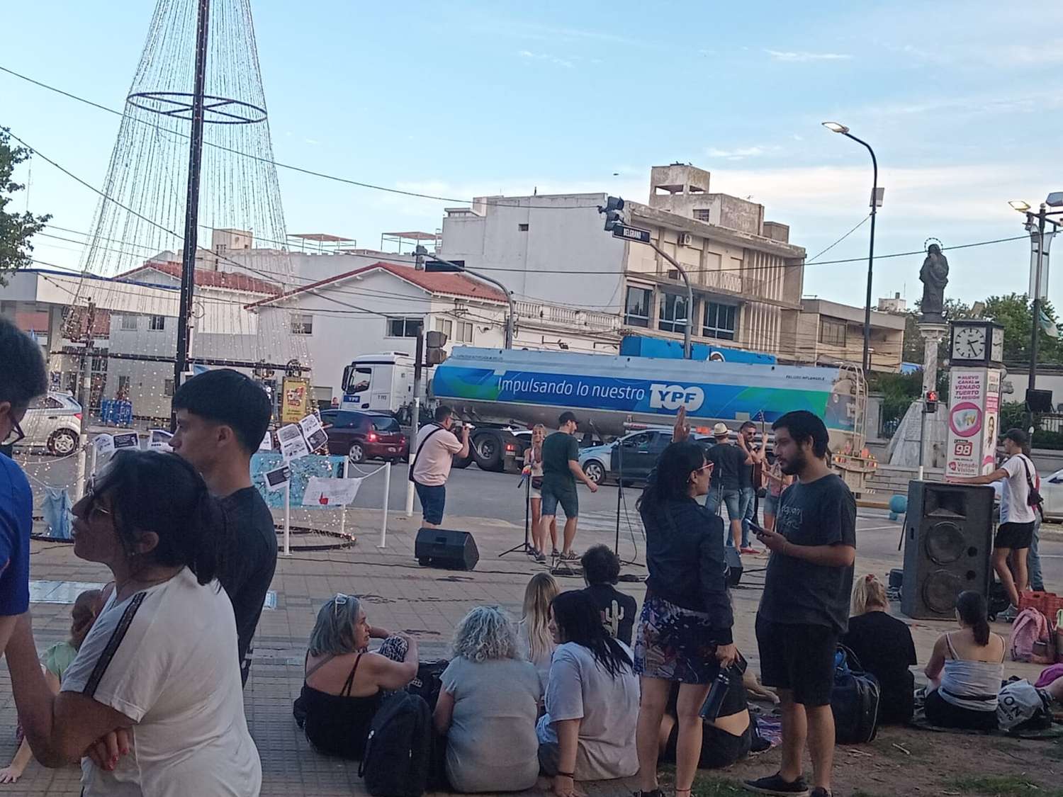 Artistas protestando contra el DNU y la Ley Ómnibus; más atrás, un camión cisterna de otra "amenazada".