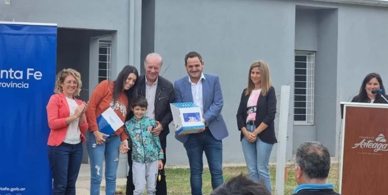Se entregaron 10 viviendas para familias de Arteaga