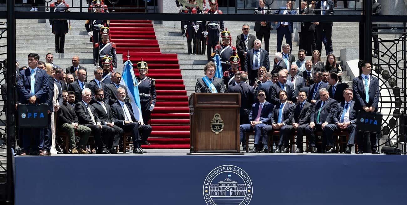 El discurso de Javier Milei frente a sus simpatizantes en las escalinatas del Congreso con los invitados de escoltas. Crédito: Agustin Marcarian/Reuters