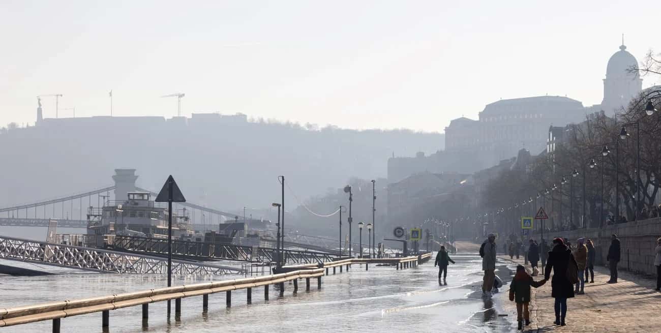 Personas caminando por el agua de la inundación del Danubio, en Budapest, Hungría. Crédito: Xinhua.
