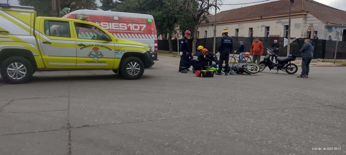 Venado Tuerto: una mujer trasladada al hospital tras choque entre dos motos