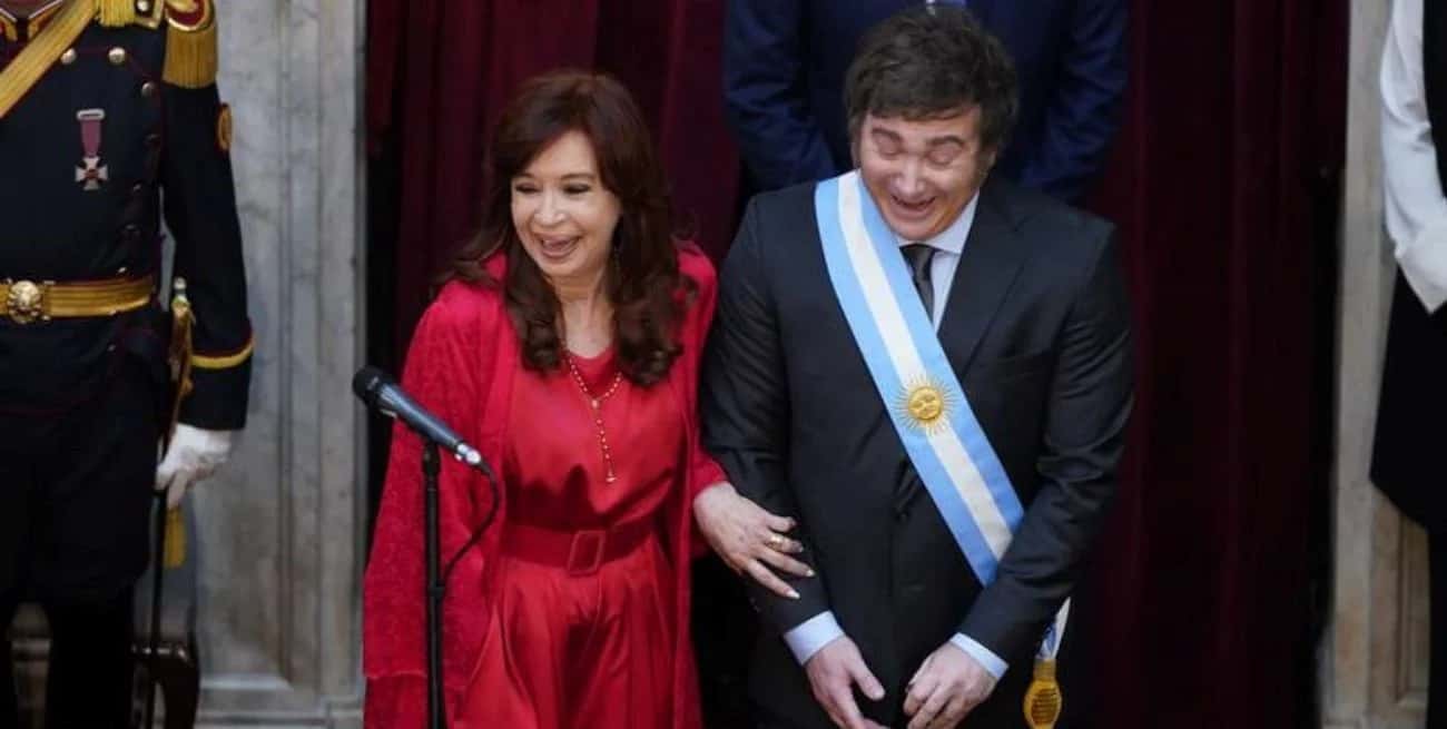 Cristina Kirchner y Milei riendo tras la jura del nuevo presidente.