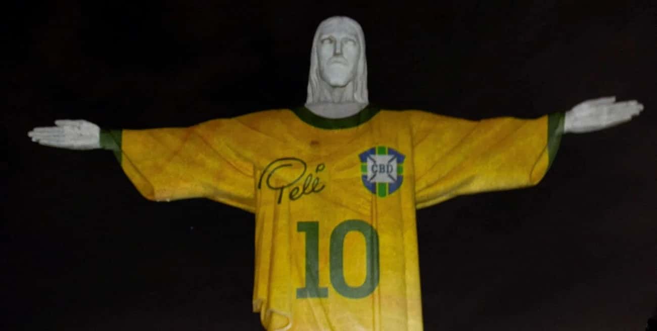 Homenaje en el Cristo Redentor por el aniversario de la muerte de Pelé. Crédito: REUTERS.