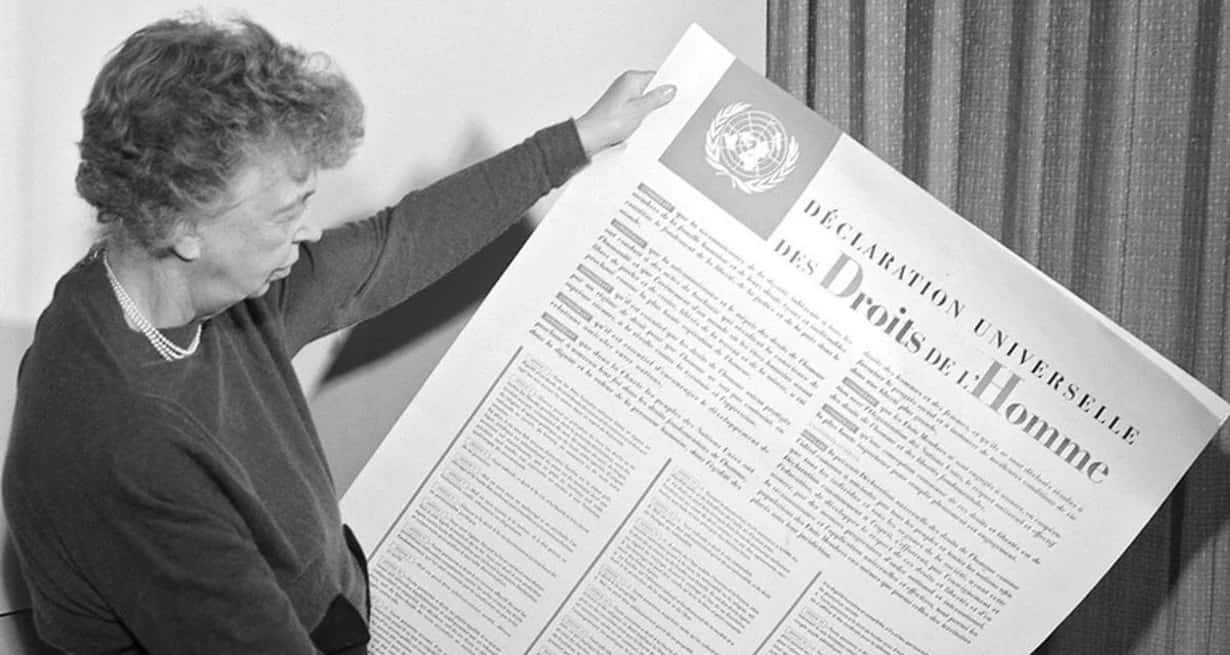 Año 1949, Eleanor Roosevelt sostiene la Declaración Universal de los Derechos Humanos. Fue presidenta de la Comisión de Derechos Humanos de la ONU que elaboró el documento. DW