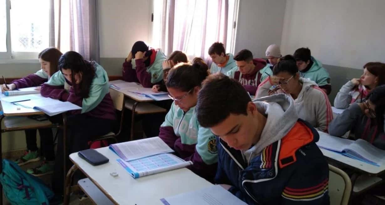 Educación en la ley "omnibus": examen final en secundaria y universidad arancelada para extranjeros no residentes