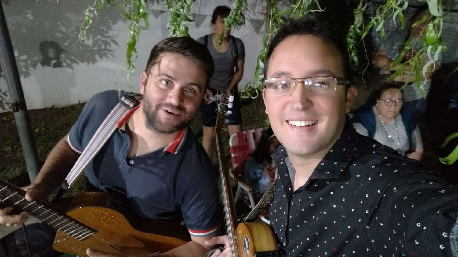 Los músicos Diego Torres y Joaquín Molina, del grupo Alpamanta, le ponen música la expo.