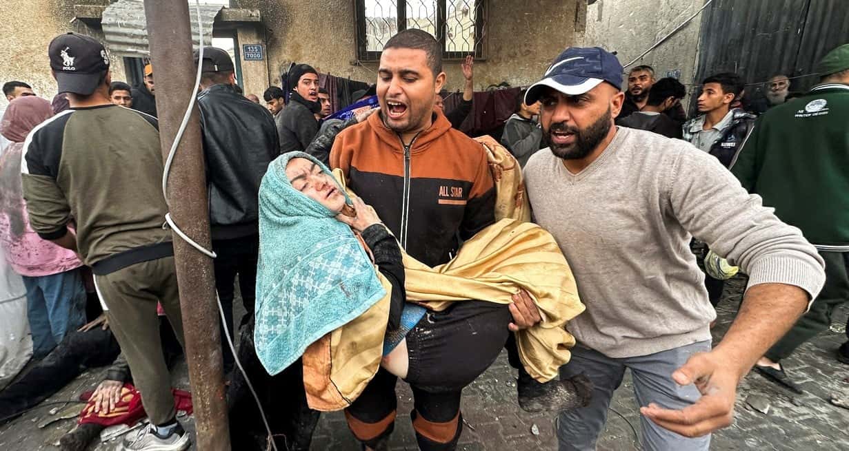 La gente transporta a una persona herida tras un ataque aéreo israelí contra casas palestinas este martes. Foto: Reuters.