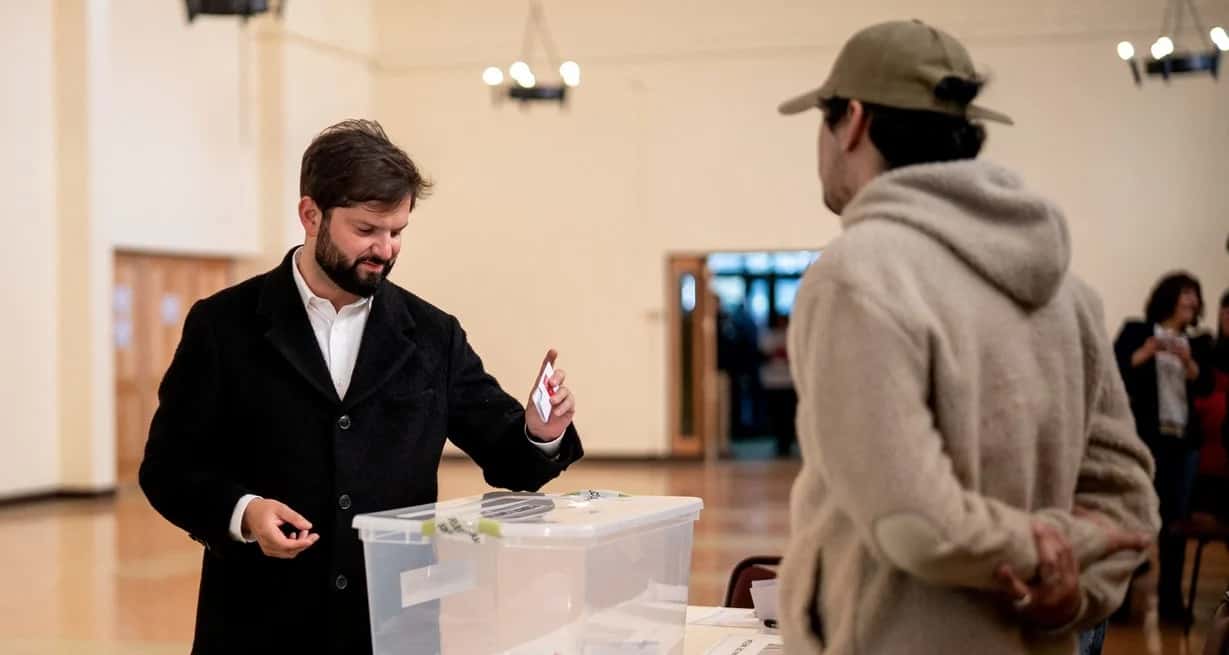 Gabriel Boric, emitiendo su voto este domingo. Foto: Reuters
