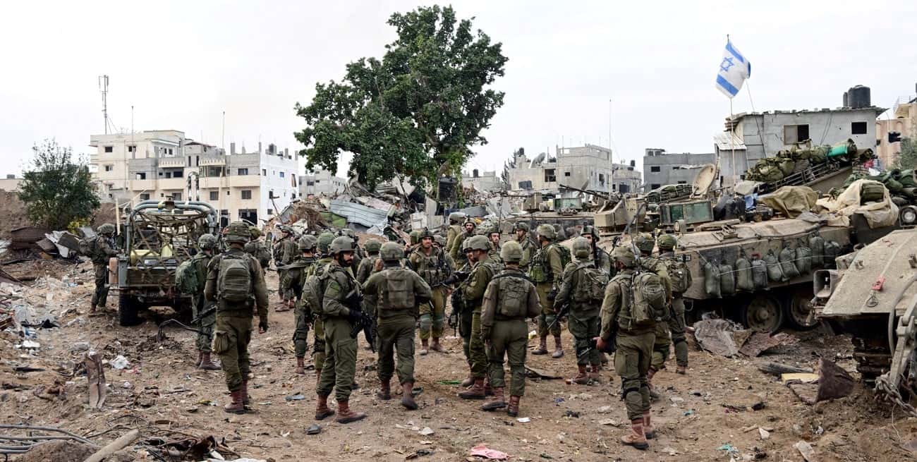 Tropas israelíes patrullan el norte de la Franja de Gaza. Hasta ahora, la lisat de soldados muertos es de 90 y la de heridos supera los 300. Crédito: Yossi Zeliger/Reuters