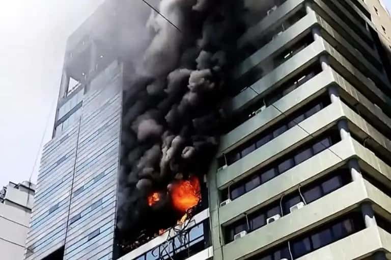 Tragedia: murió una mujer en el incendio del edificio lindero al Ministerio de Trabajo