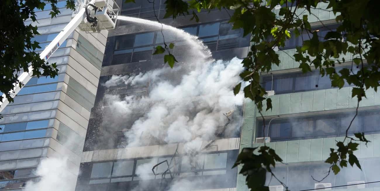 Fuego en el edificio contiguo al Ministerio de Trabajo: 35 asistidos y 29 trasladados