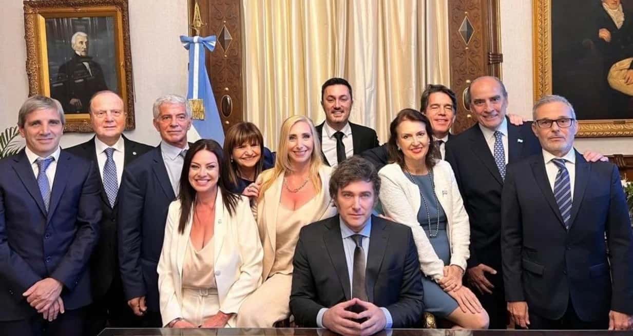 La foto oficial de Javier Milei junto a su gabinete.